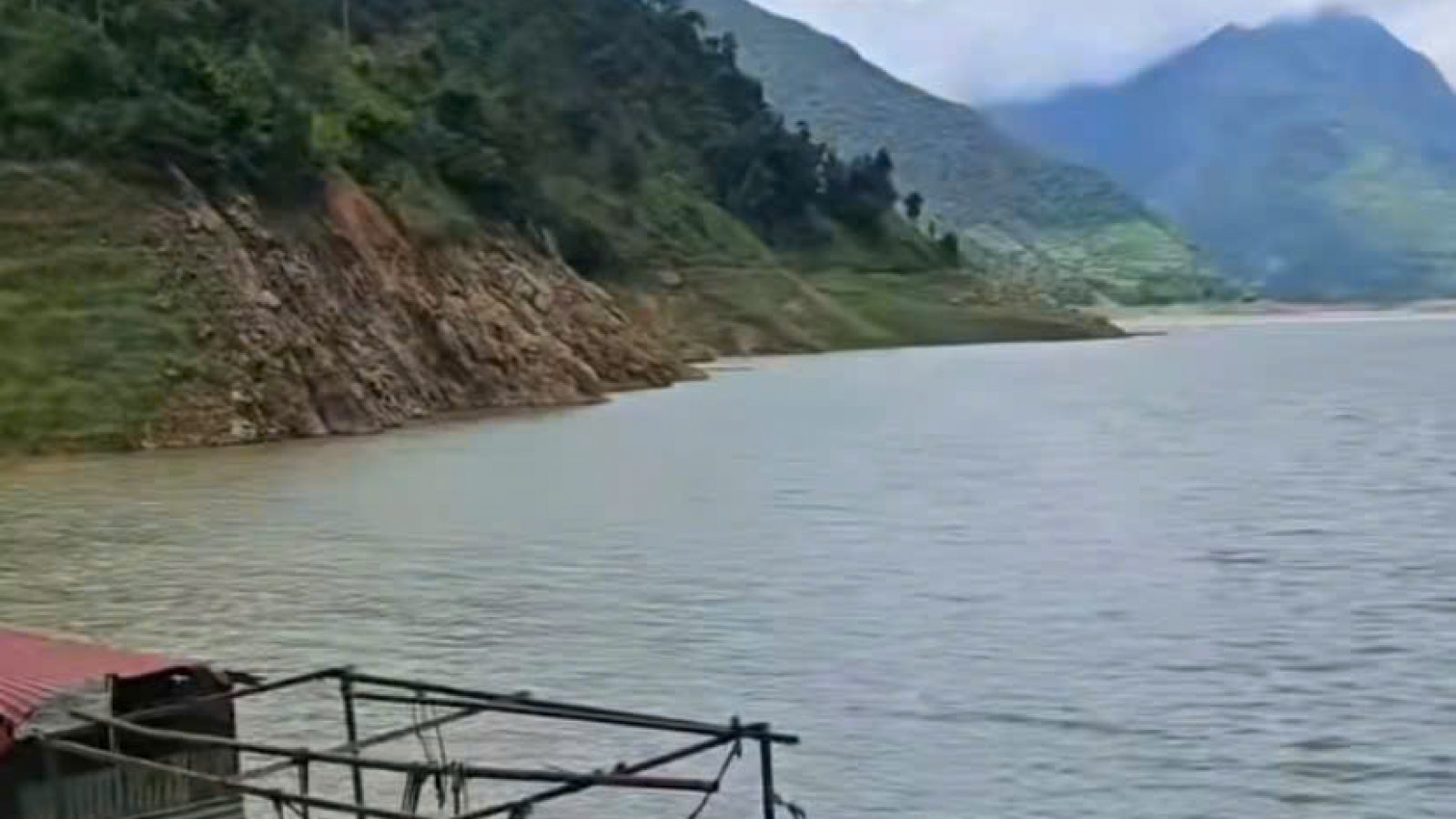 Một thiếu niên mất tích khi đi câu cá trên lòng hồ thủy điện ở Sơn La