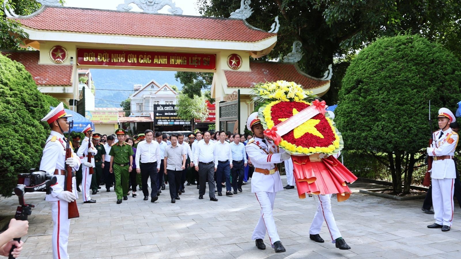 Lãnh đạo tỉnh Lai Châu tưởng niệm các Anh hùng liệt sĩ, dâng hoa tại Tượng đài Bác