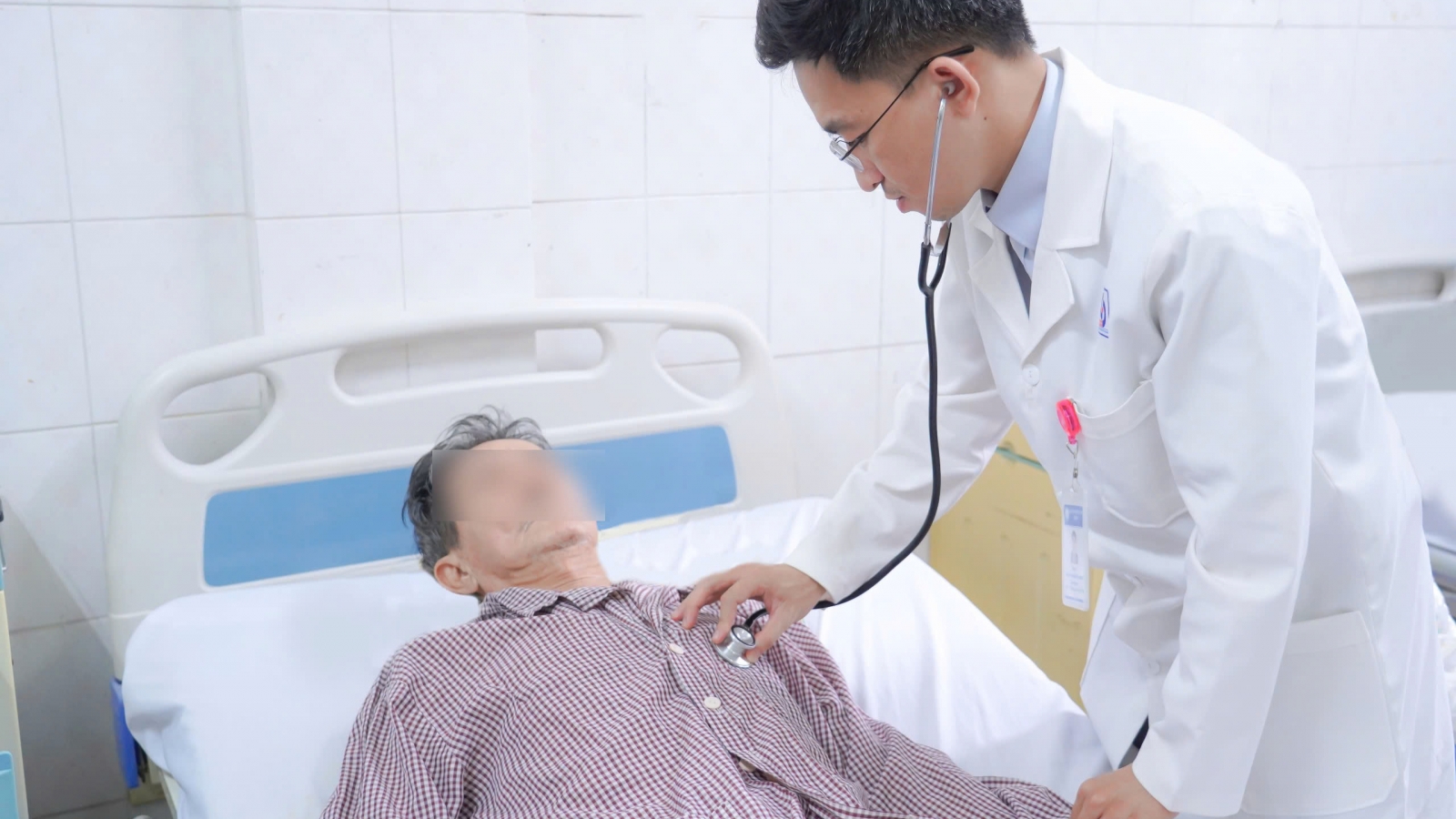 Đau bụng tưởng bệnh tiêu hóa, phát hiện phình động mạch chủ