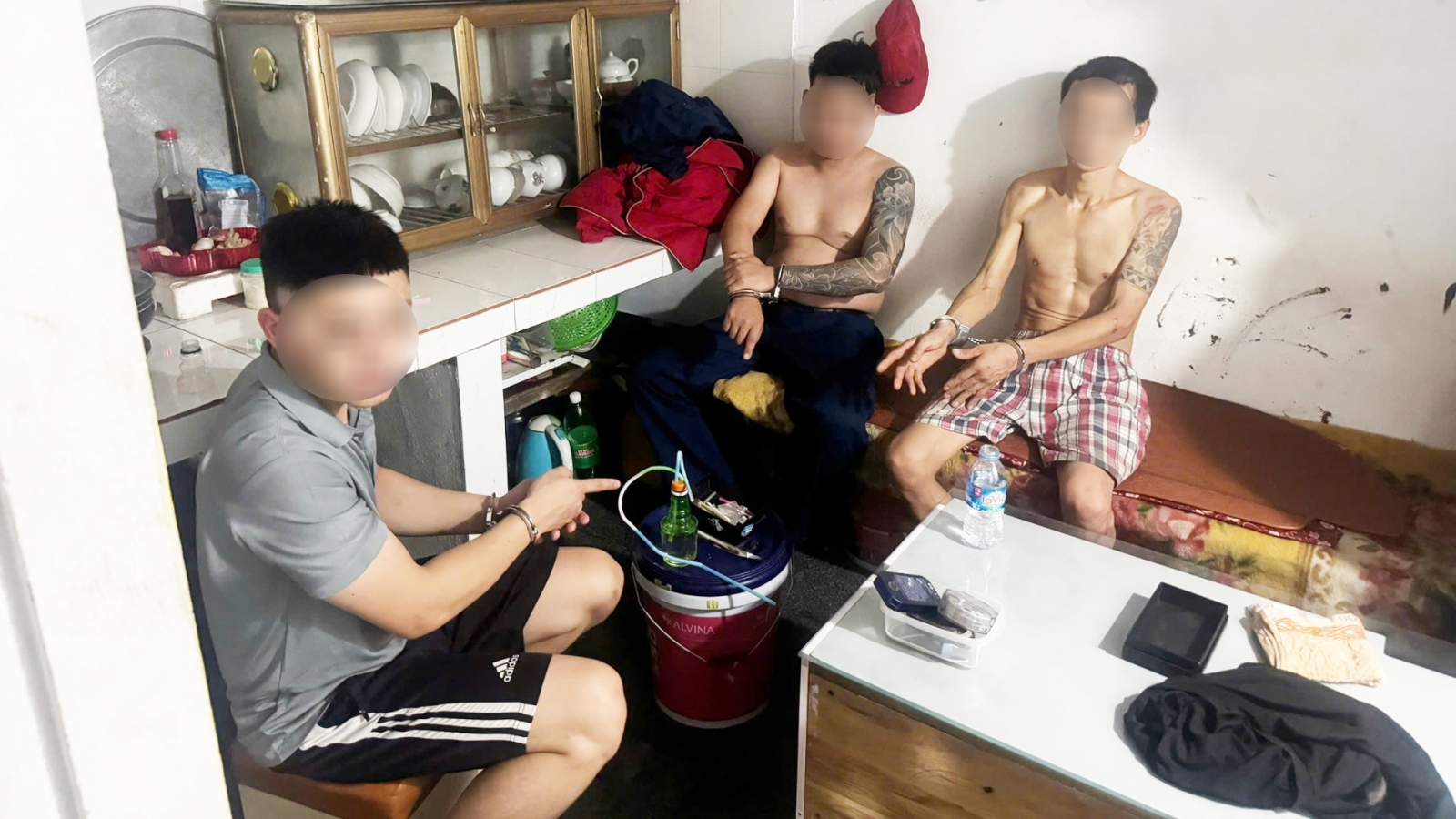 Đột kích căn nhà ở Thái Nguyên, bắt quả tang 4 thanh niên phê ma túy