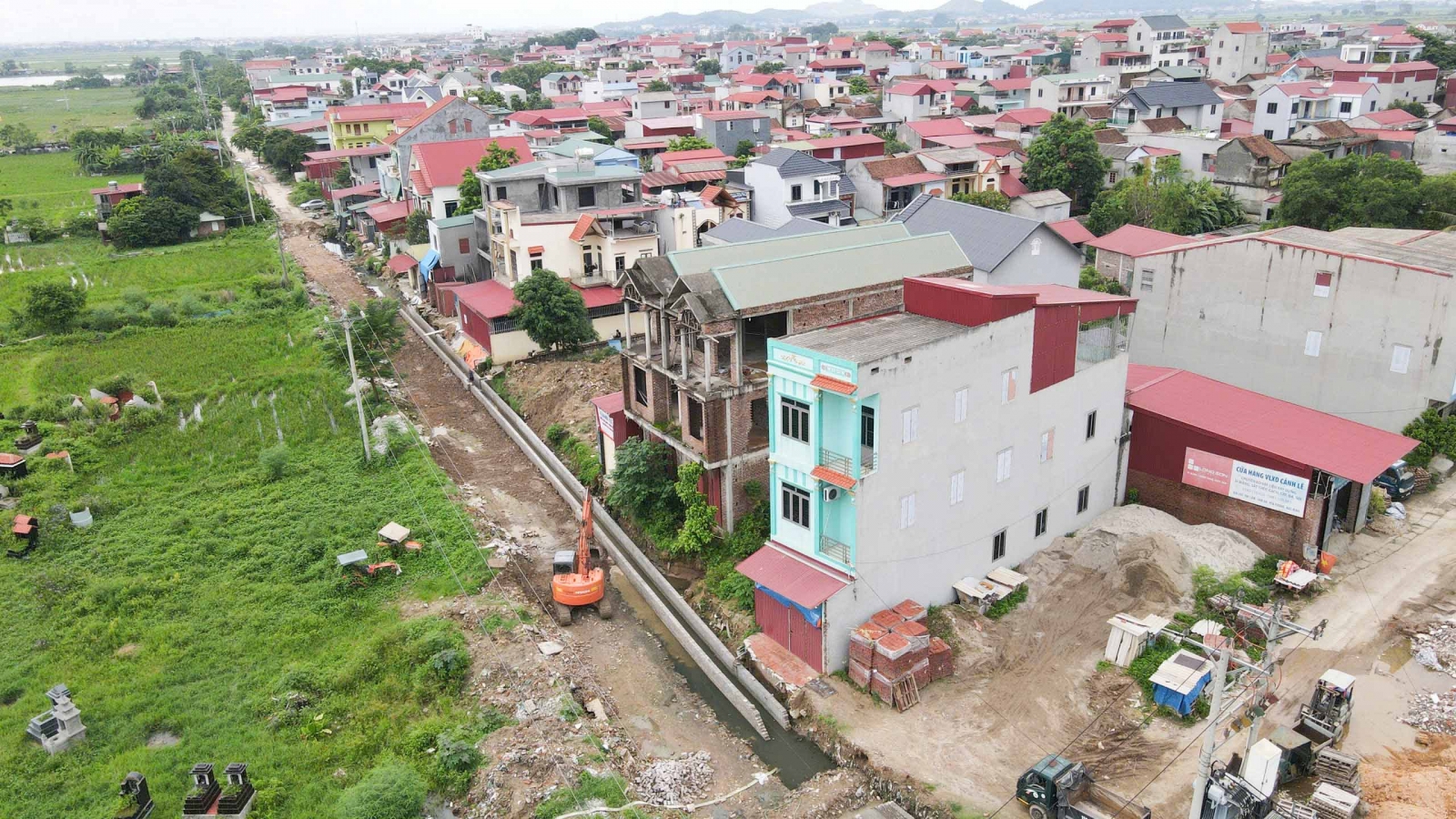 Dự án đường hơn 24 tỷ đồng thi công ì ạch, người dân ở Bắc Ninh đi lại khó khăn