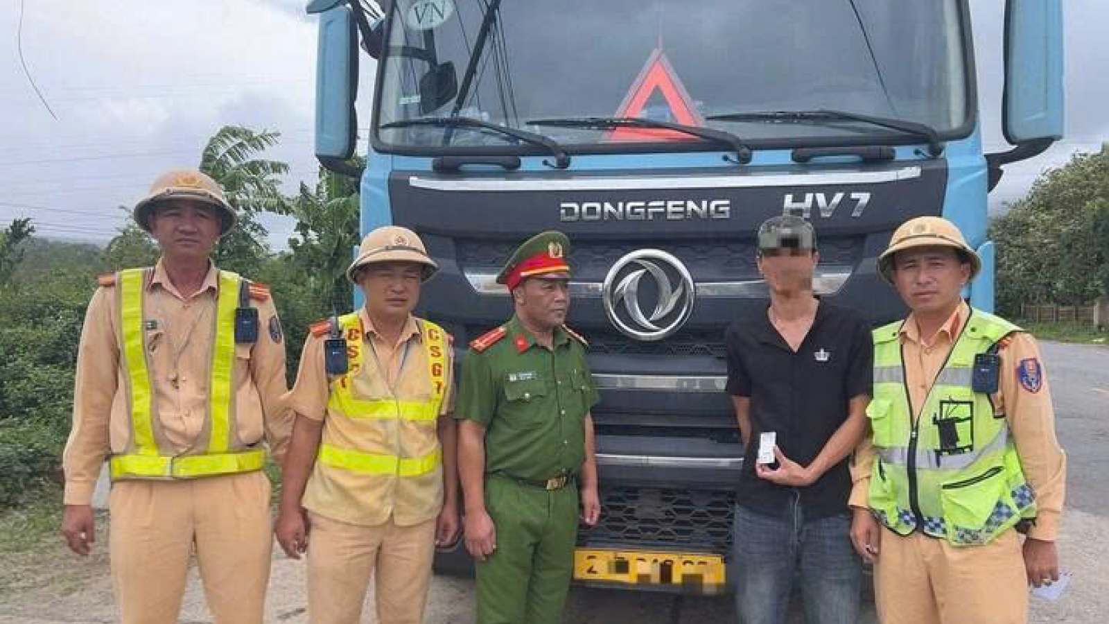 Phát hiện tài xế dương tính, tàng trữ 412 viên nghi ma túy trên ô tô đầu kéo