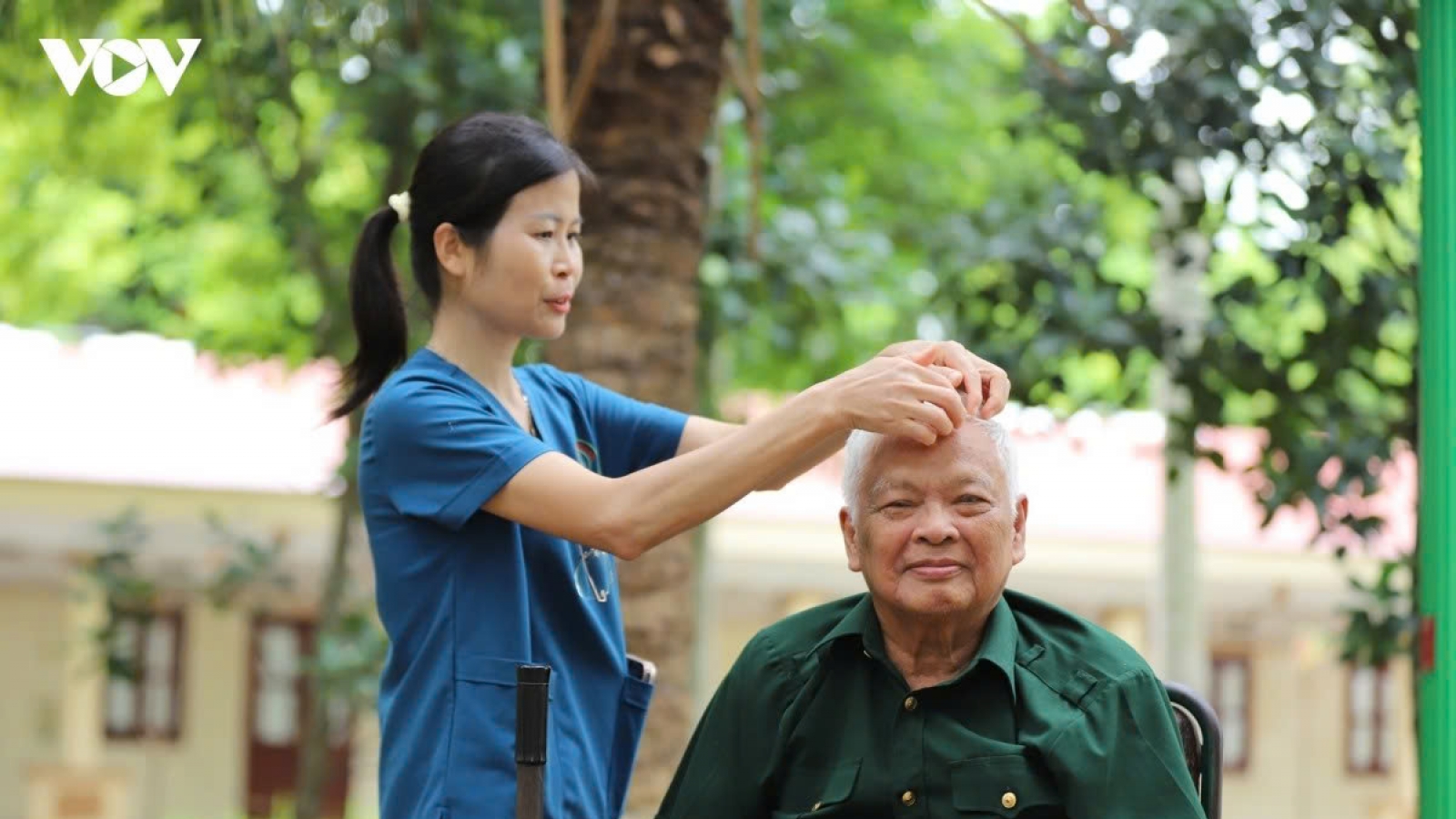 Caring hands bring comfort to war veterans