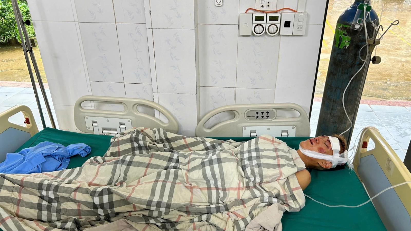 Công an xã Mù Cang Chải kịp thời cứu người bị lũ cuốn