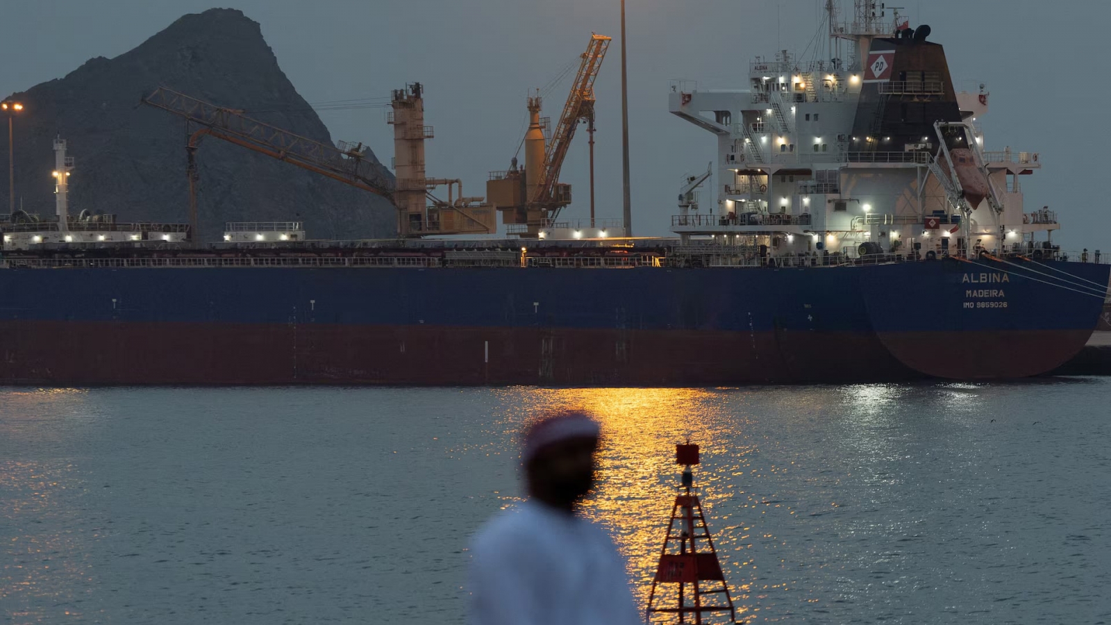 Hơn 6.000 thủy thủ vẫn mắc kẹt ở eo Hormuz, Iran khôi phục căn cứ tên lửa