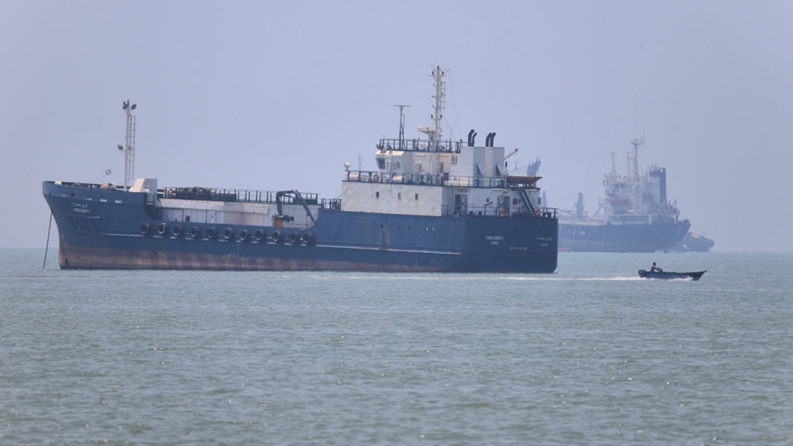 Lượng tàu đi qua eo biển Hormuz tăng nhẹ bất chấp căng thẳng