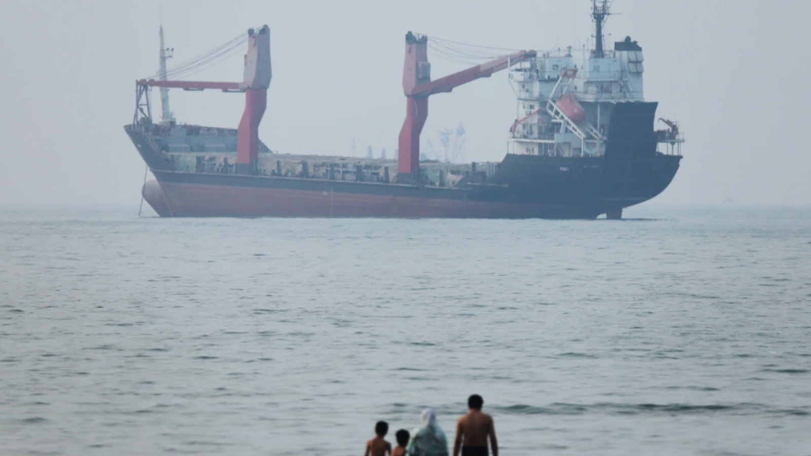 Lượng tàu đi qua eo biển Hormuz giảm mạnh