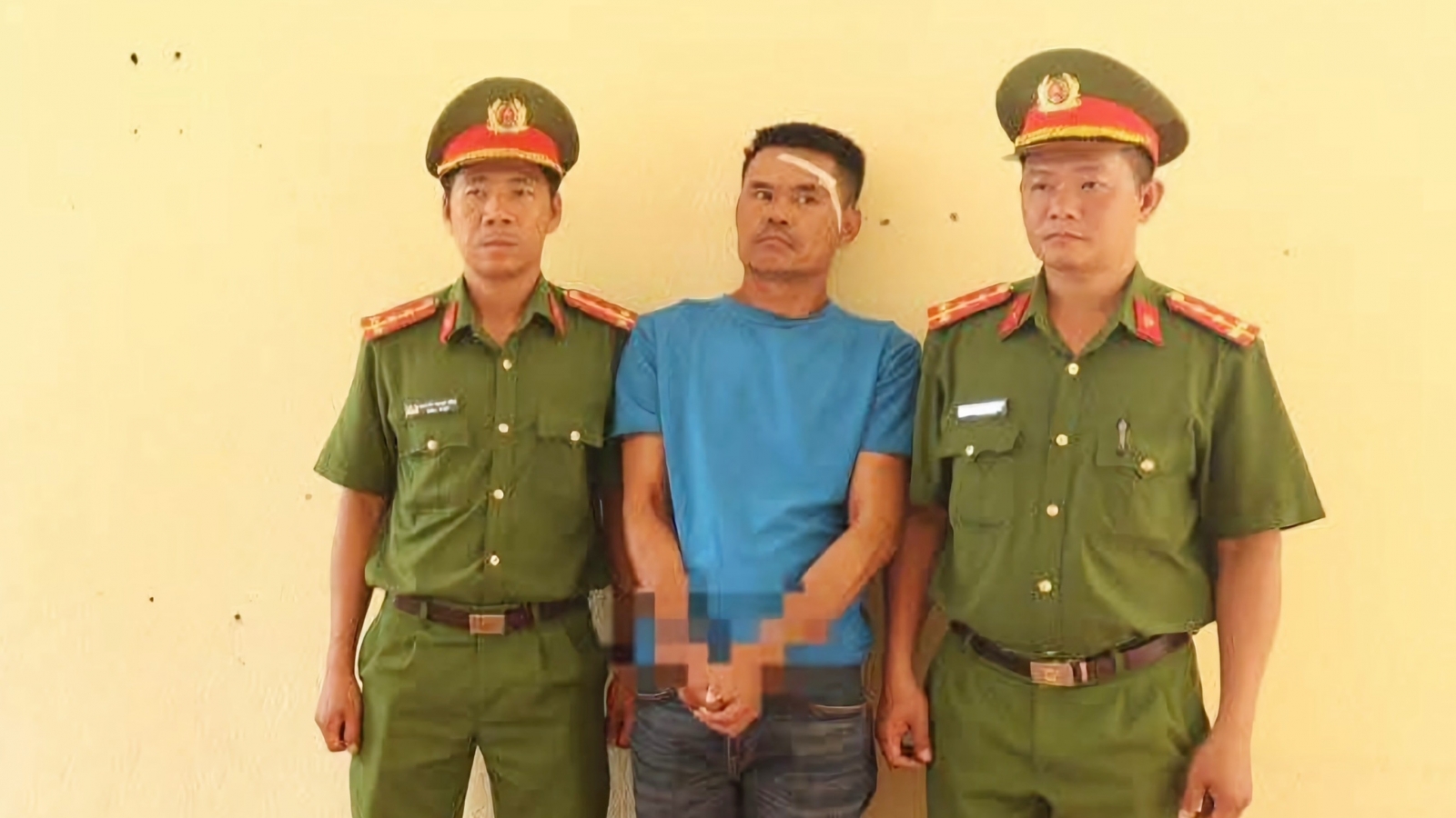 Nóng 24h: Bắt đối tượng say rượu, chém hai cán bộ công an