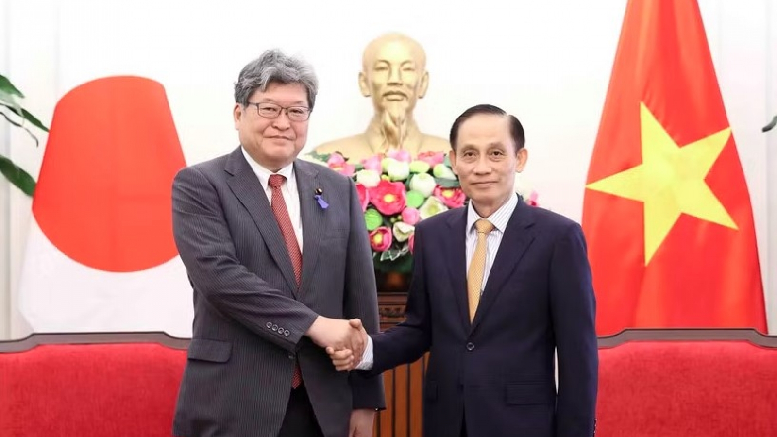 FM Trung, Japan’s LDP official applaud substantive growth in party, strategic ties