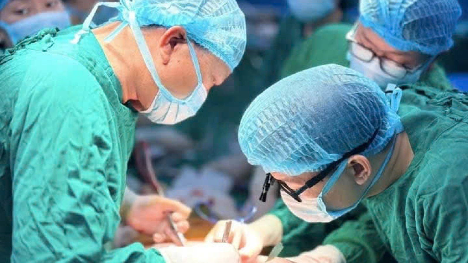 "Vợ khỏe không?" - Dòng chữ sau ca ghép phổi 8 giờ khiến vợ bật khóc