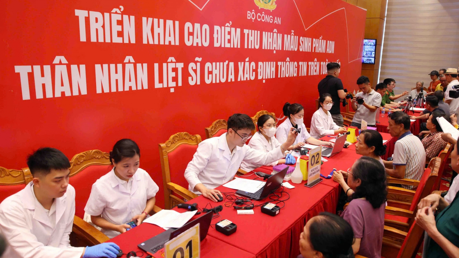 Thu nhận mẫu ADN thân nhân liệt sĩ: Nối nhịp đưa các anh trở về