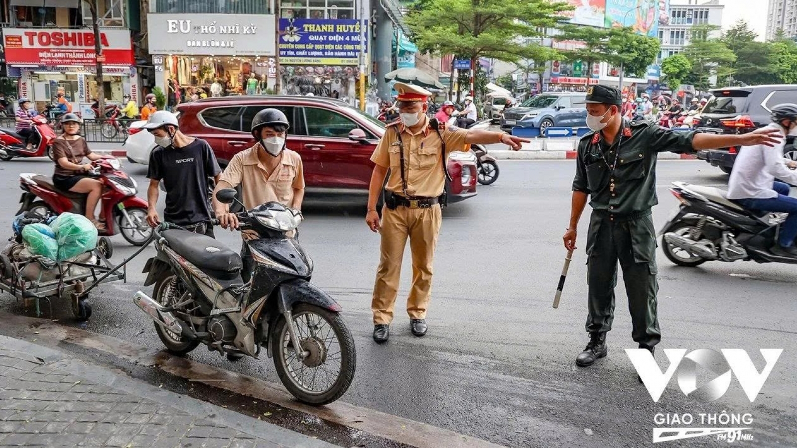 Bật xi nhan một đằng, rẽ một nẻo có bị phạt không?