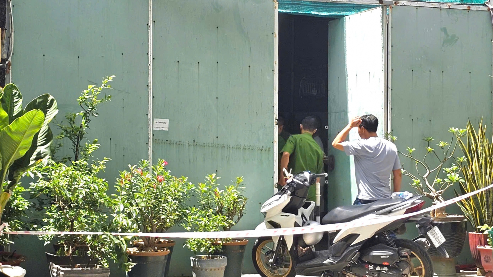 Nghi án chồng sát hại vợ rồi đăng hình lên mạng, sau đó ra đầu thú