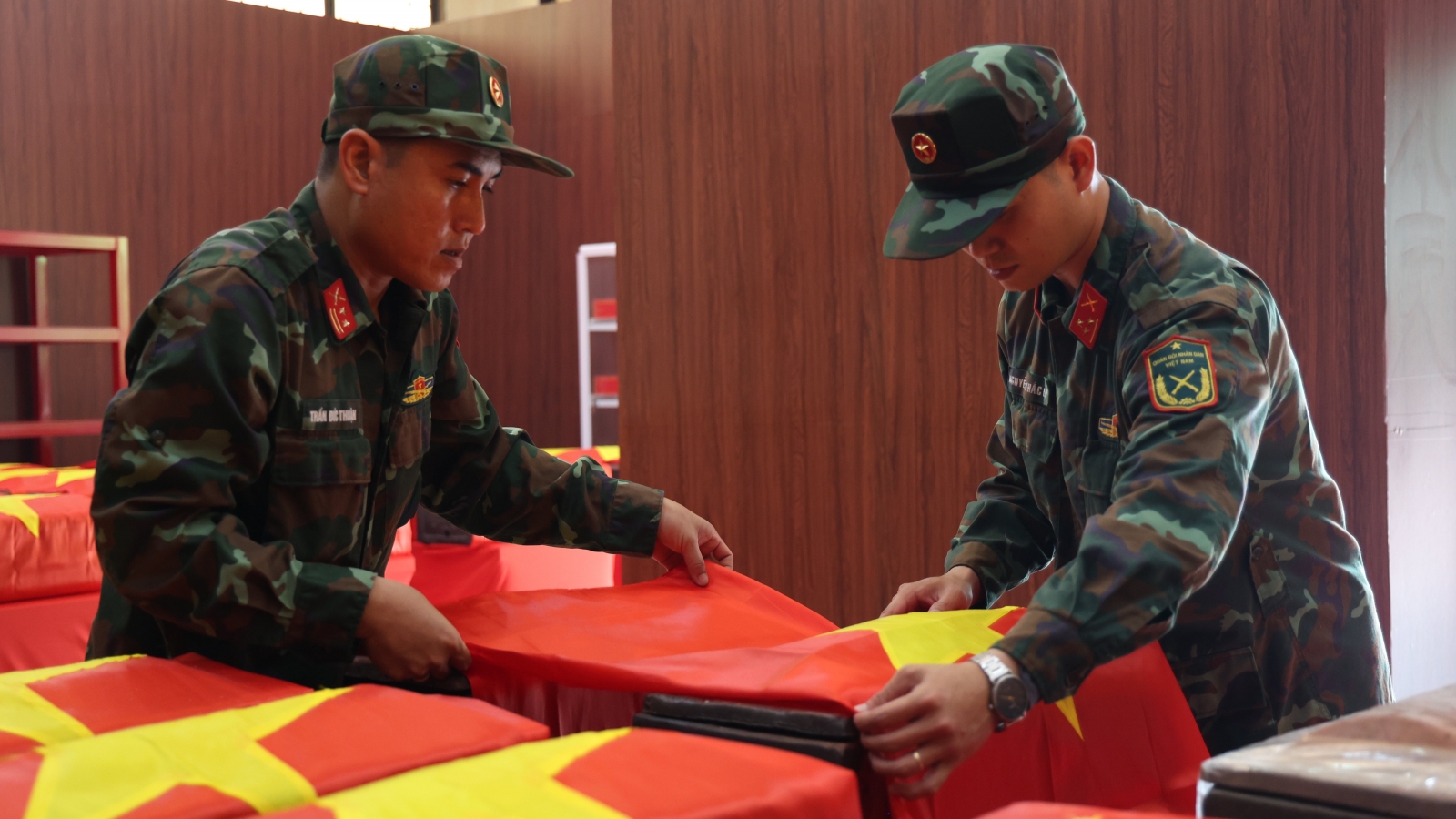 Cất bốc được thêm 4 bộ hài cốt liệt sĩ tại Công viên Lê Thị Riêng