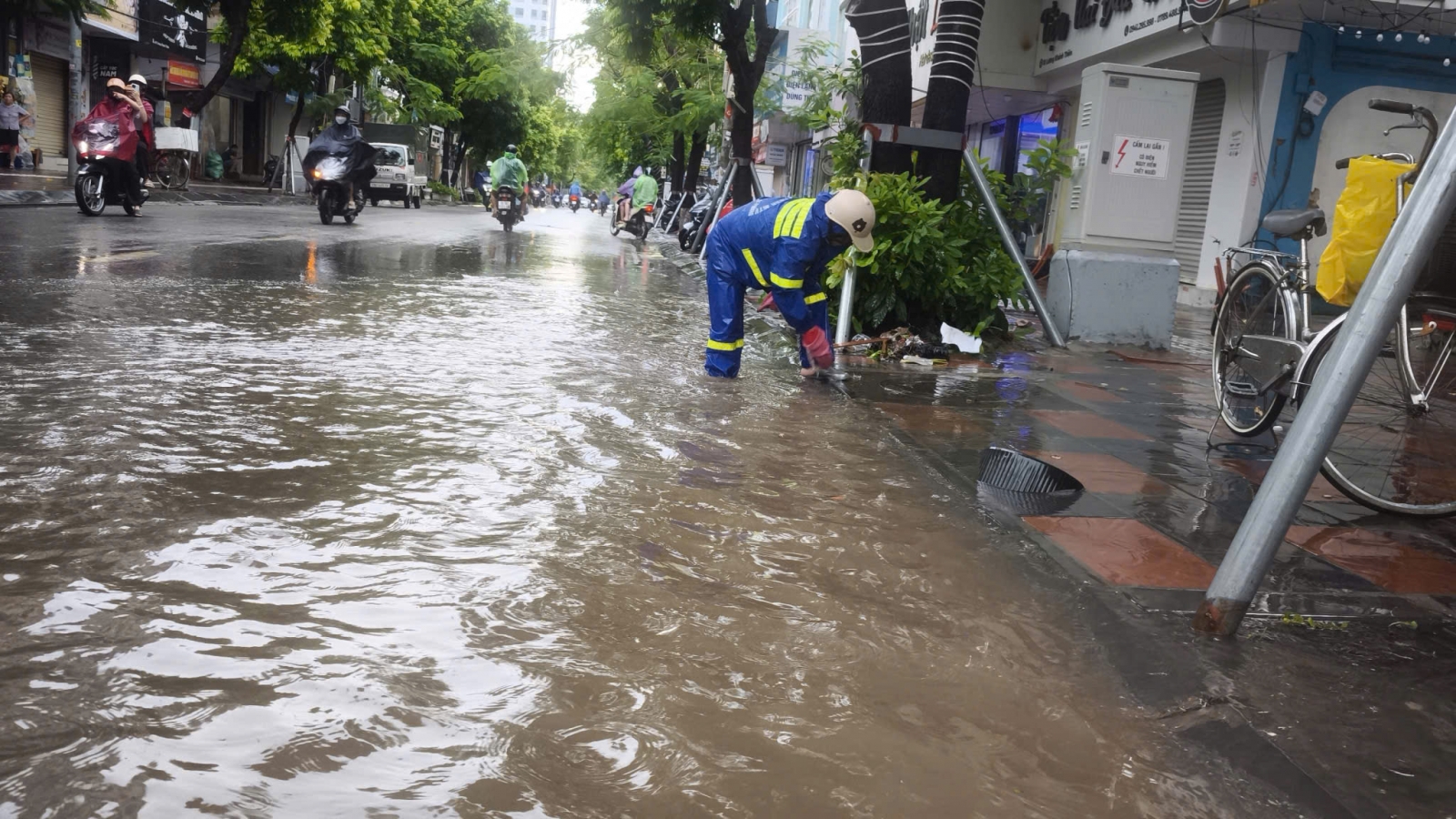 Mưa lớn lúc rạng sáng, nhiều tuyến đường ở Hải Phòng ngập 20-50cm