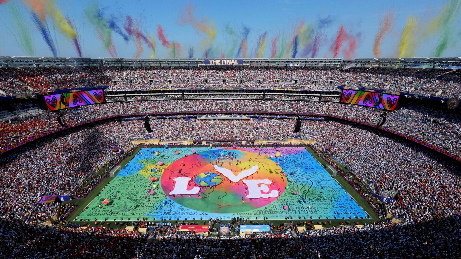 11 phút mở ra lịch sử mới của World Cup: Madonna, BTS và Shakira bùng nổ