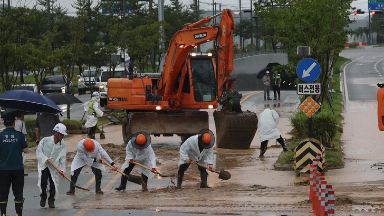 Mưa lớn gây lũ lụt và thiệt hại trên diện rộng tại Hàn Quốc