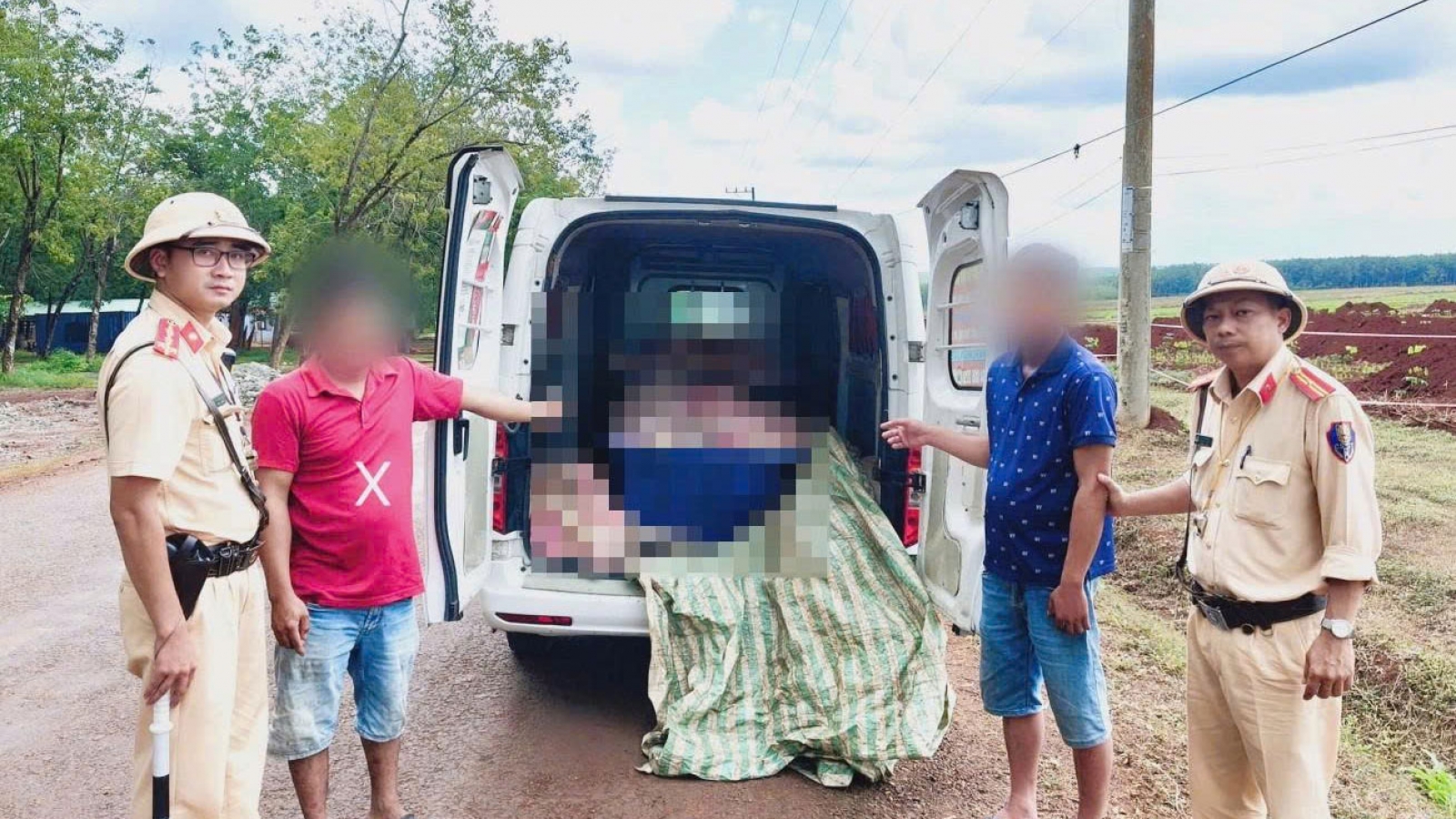 Cảnh sát giao thông Đồng Nai vạch trần vụ chở hơn 1 tấn thịt heo bẩn
