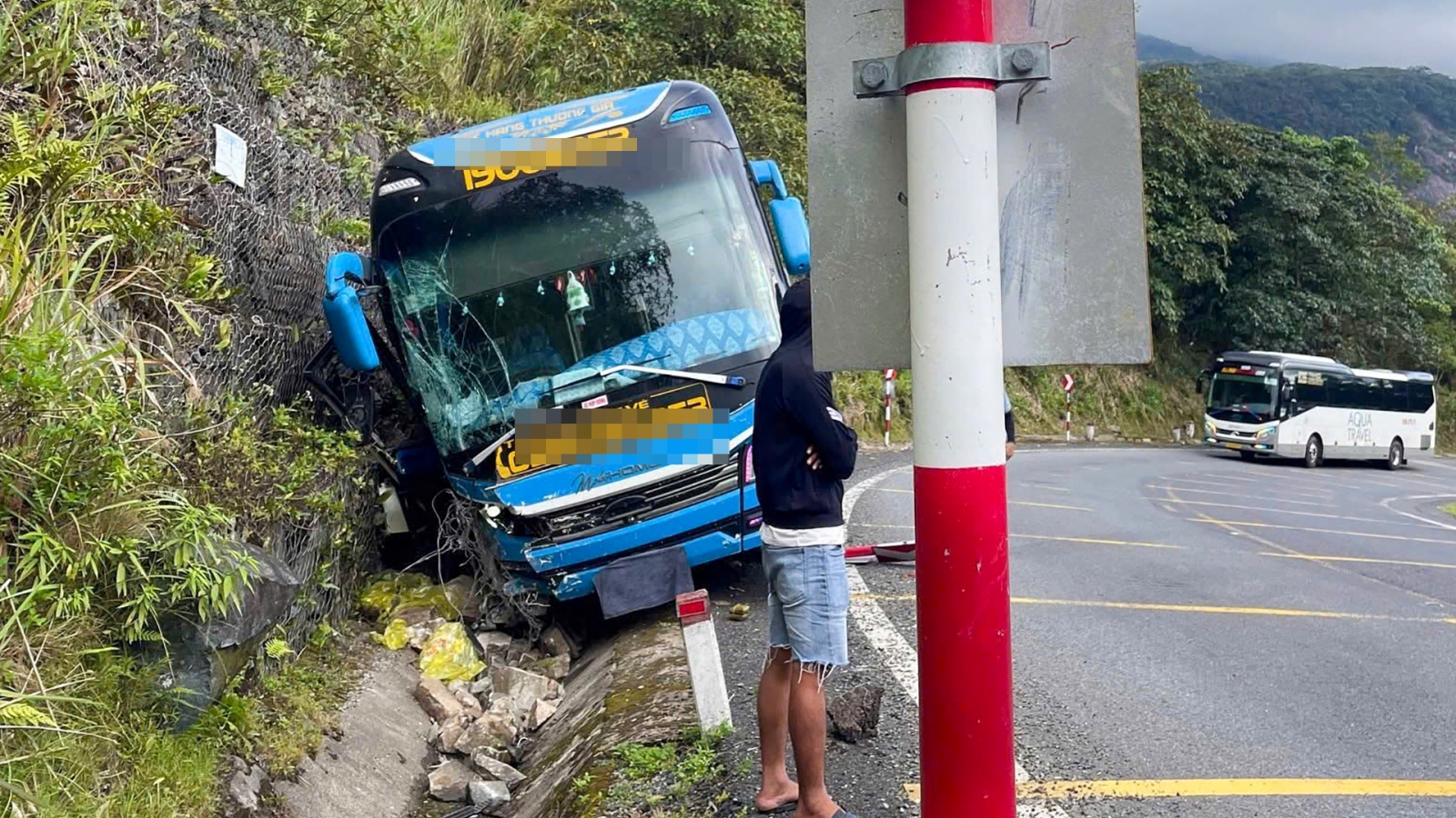 Ô tô khách tông vào vách núi trên đèo Khánh Lê, hành khách hoảng loạn