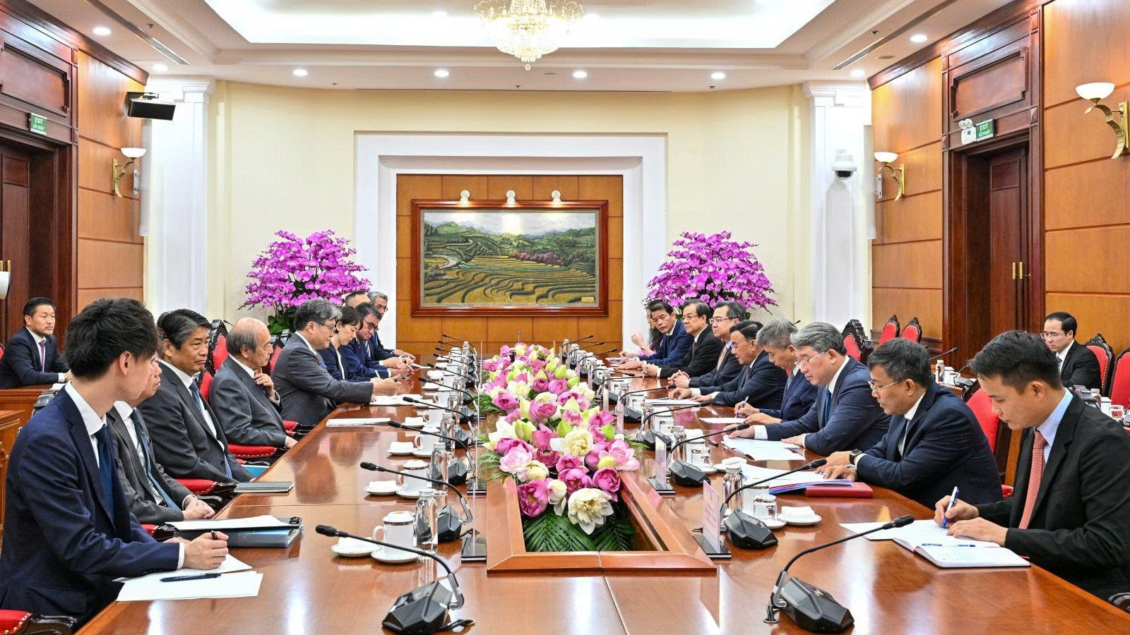 Thường trực Ban Bí thư hội đàm với Quyền Tổng Thư ký Đảng Dân chủ Tự do Nhật Bản