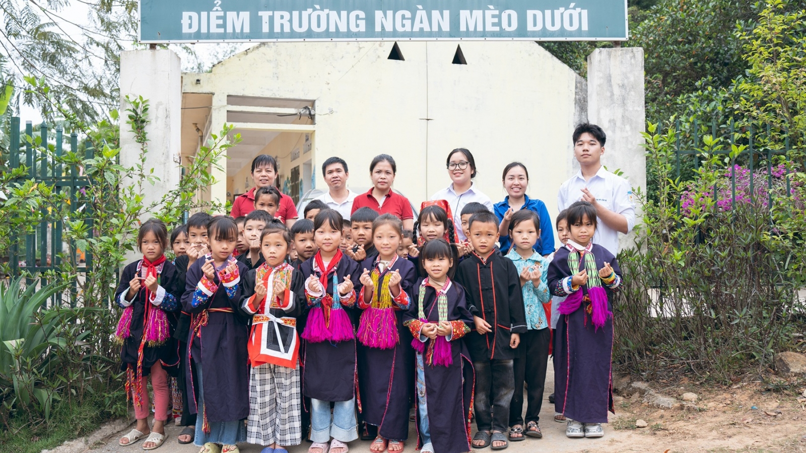 Quảng Ninh thí điểm đưa đón học sinh đến trường bằng xe buýt điện