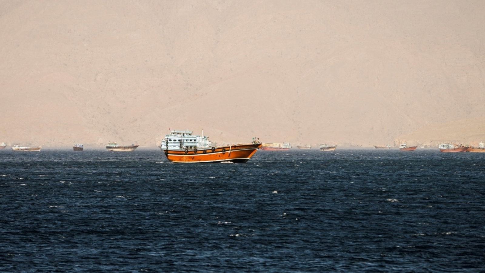 Iran tấn công 2 tàu chở dầu tại eo biển Hormuz