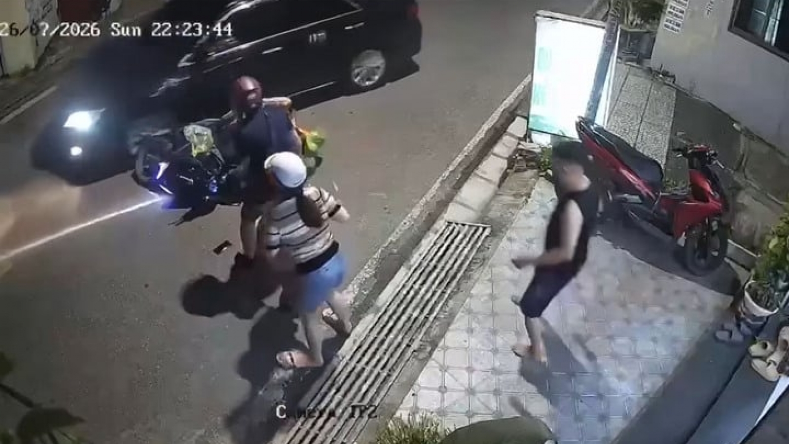 Truy tìm tài xế ô tô lấn làn tông xe máy chở 2 trẻ nhỏ rồi bỏ chạy