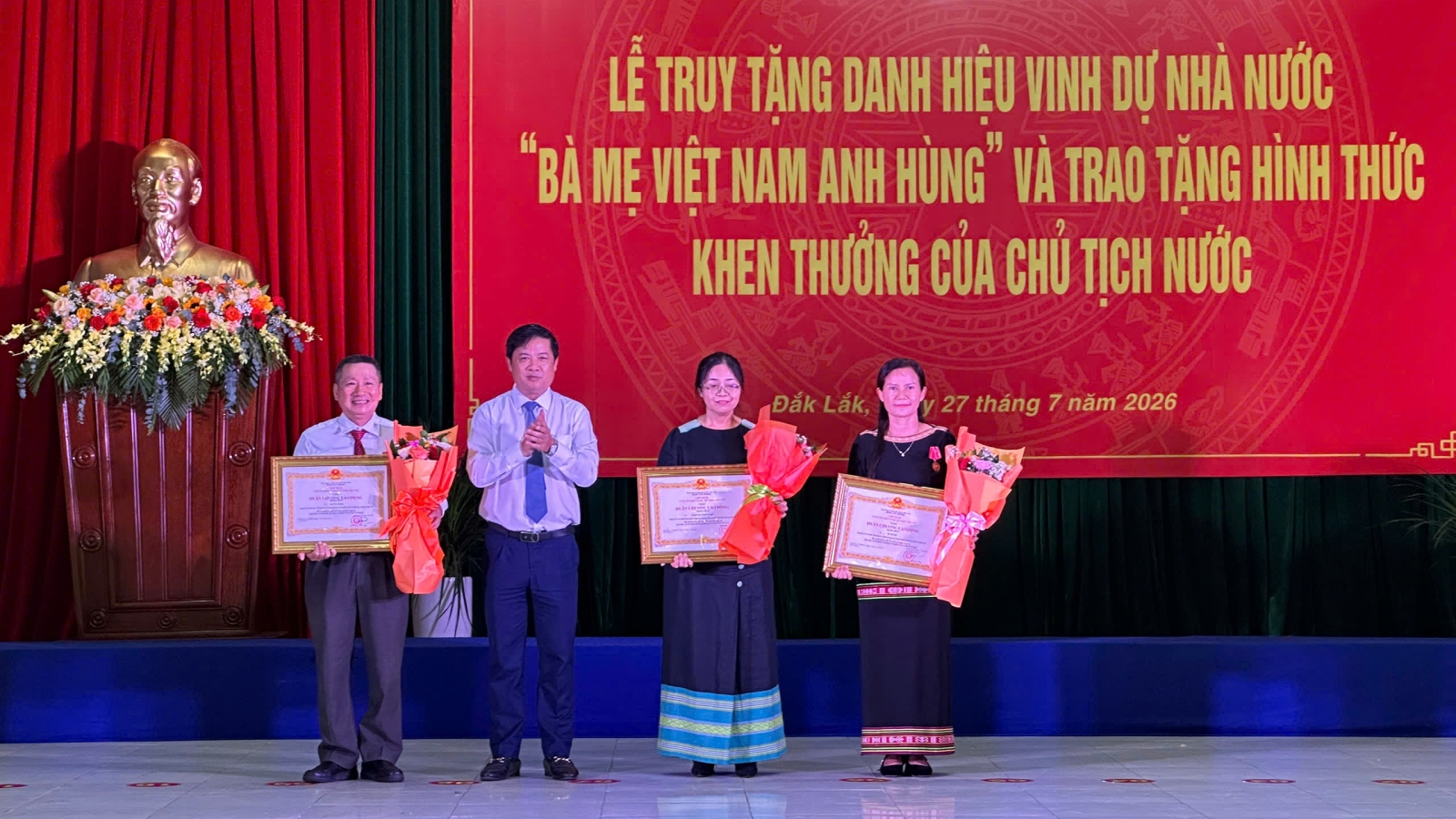 Đắk Lắk truy tặng 7 Bà mẹ Việt Nam Anh hùng, trao 67 Huân chương Lao động