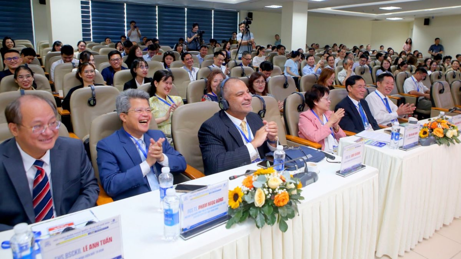 Hue hosts international ophthalmology conference on surgical advances
