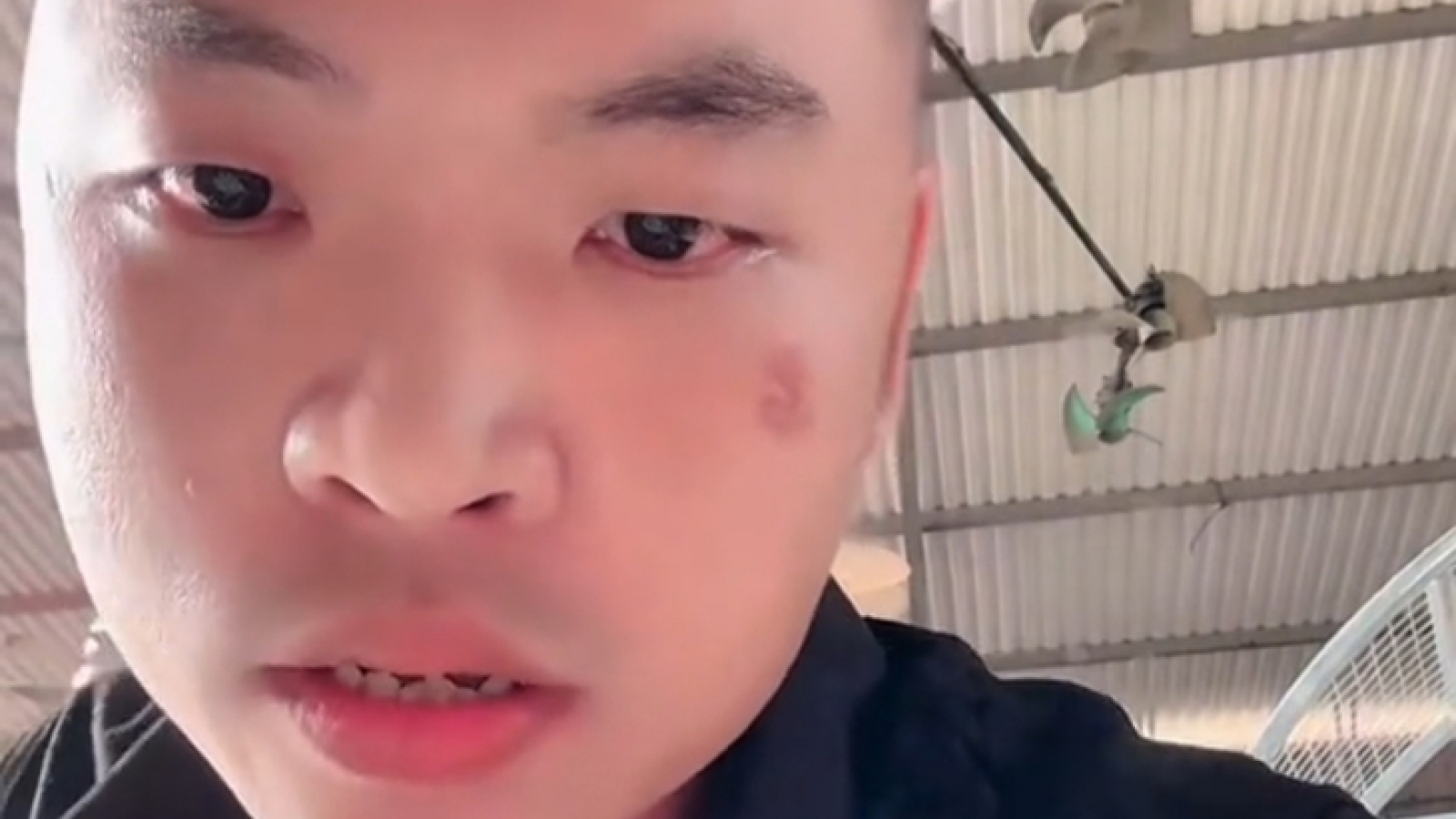 Công an Bắc Ninh làm việc vụ Khánh Sky livestream chửi bới tại nhà Vua Quạt