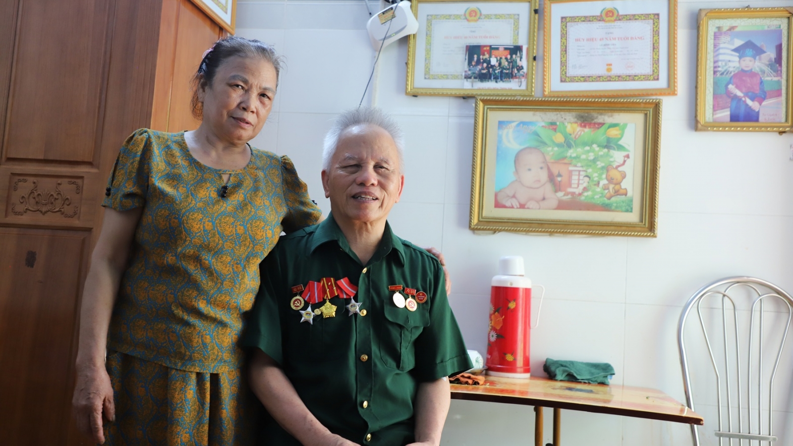 Người vợ tảo tần nguyện làm "đôi mắt" đồng hành với chồng thương binh hơn 45 năm