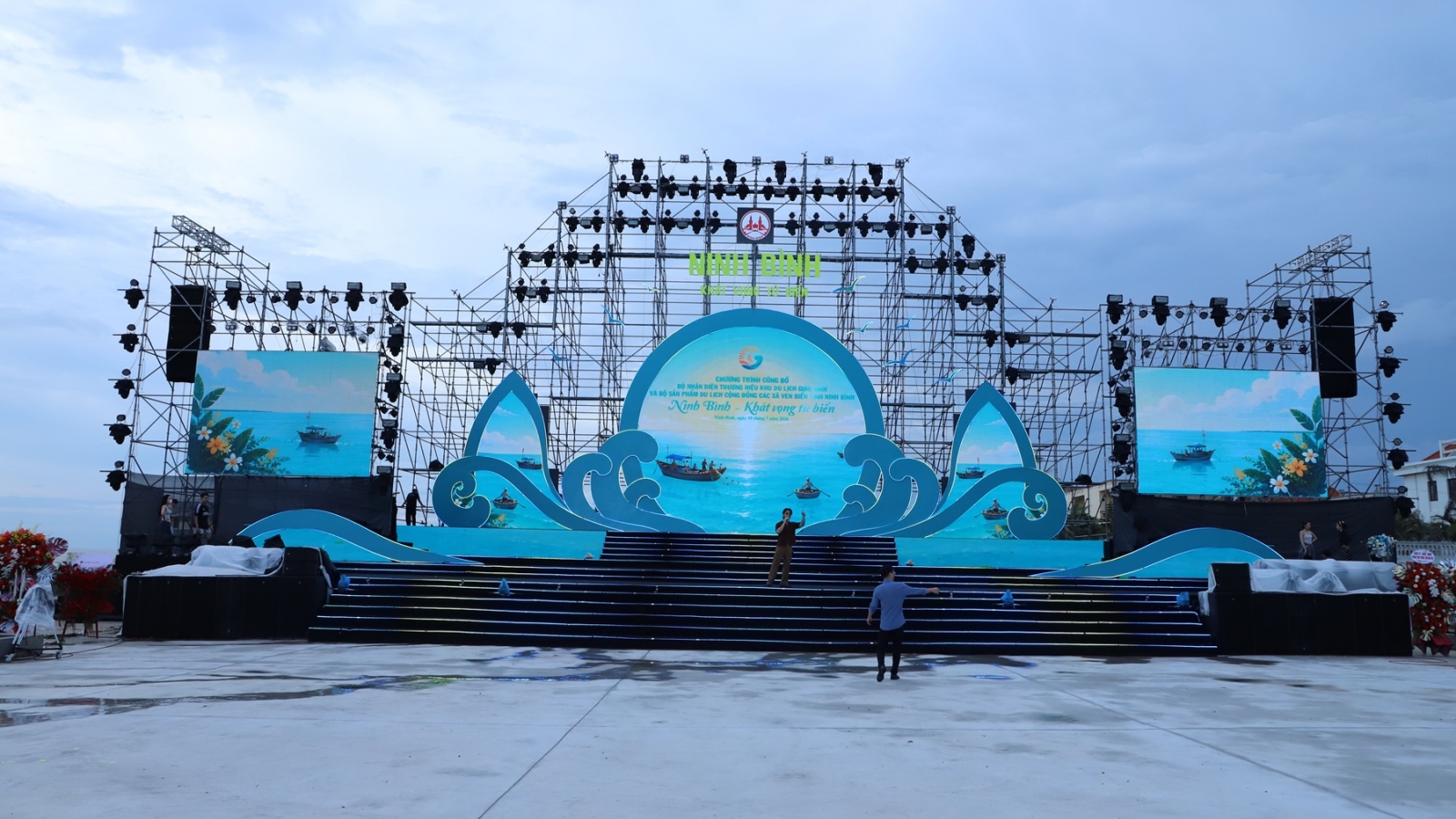 Du khách nô nức về Giao Ninh (Ninh Binh) trước lễ khai mạc mùa du lịch biển