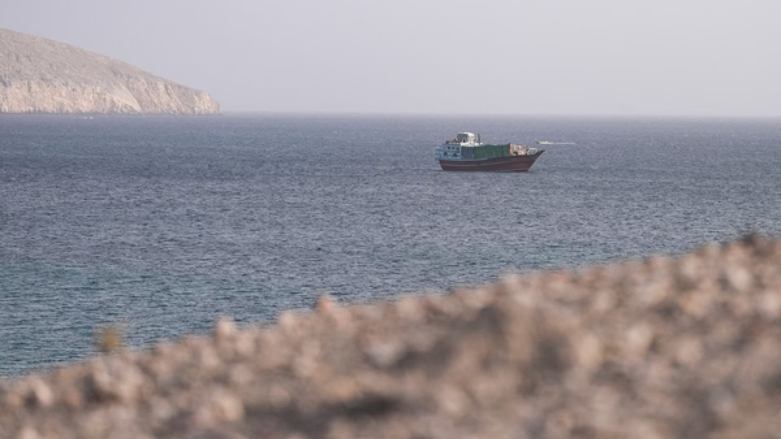 Iran chặn 4 tàu hàng tại eo Hormuz, Houthi tấn công cơ sở dầu mỏ ở Saudi Arabia