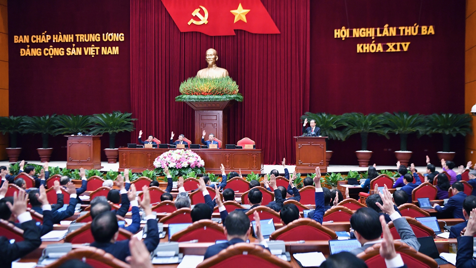 Thông cáo báo chí về ngày làm việc thứ hai Hội nghị Trung ương 3 khóa XIV