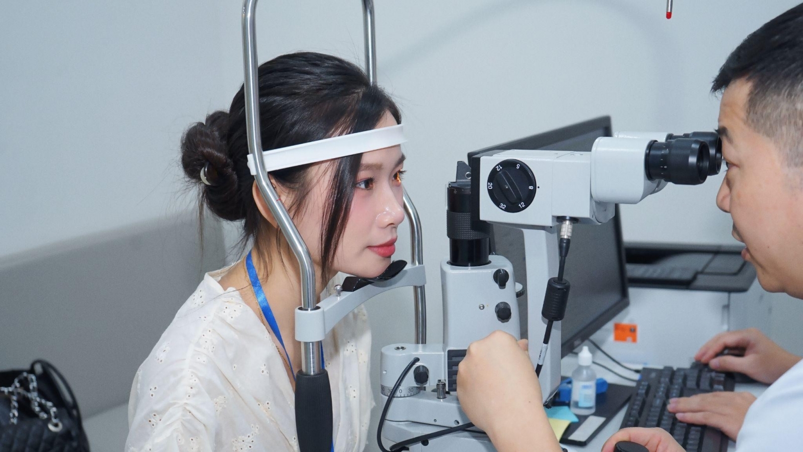 Bỏ kính cận: Quyết định nhỏ tạo nên khác biệt lớn của nhiều người trẻ