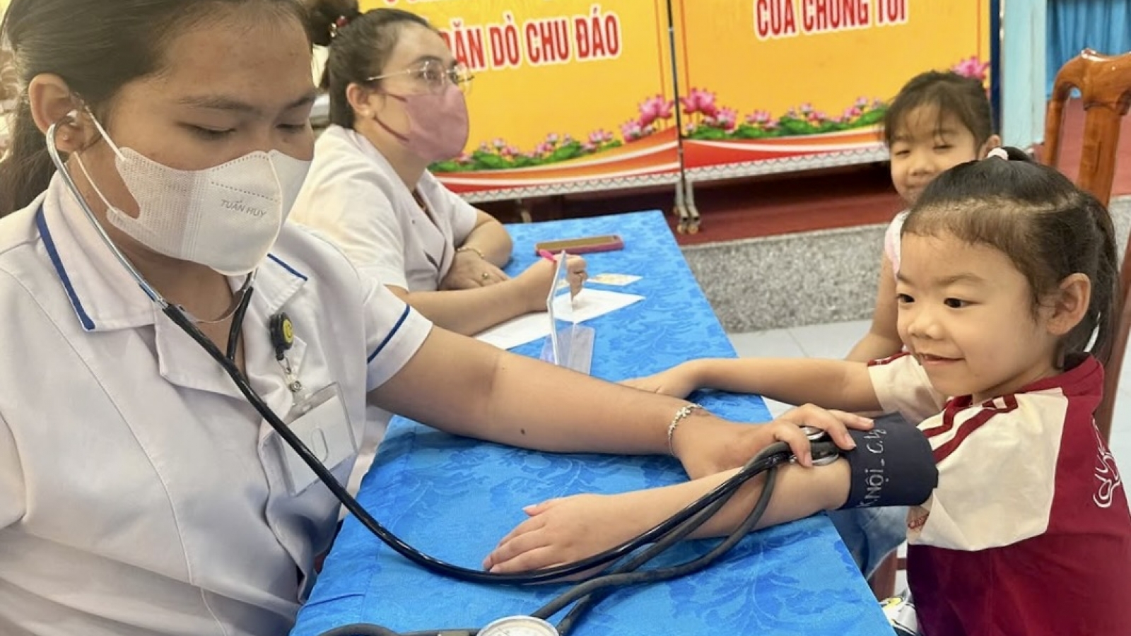 Hàng trăm trẻ em ở vùng sâu Đắk Lắk được khám tầm soát tim miễn phí