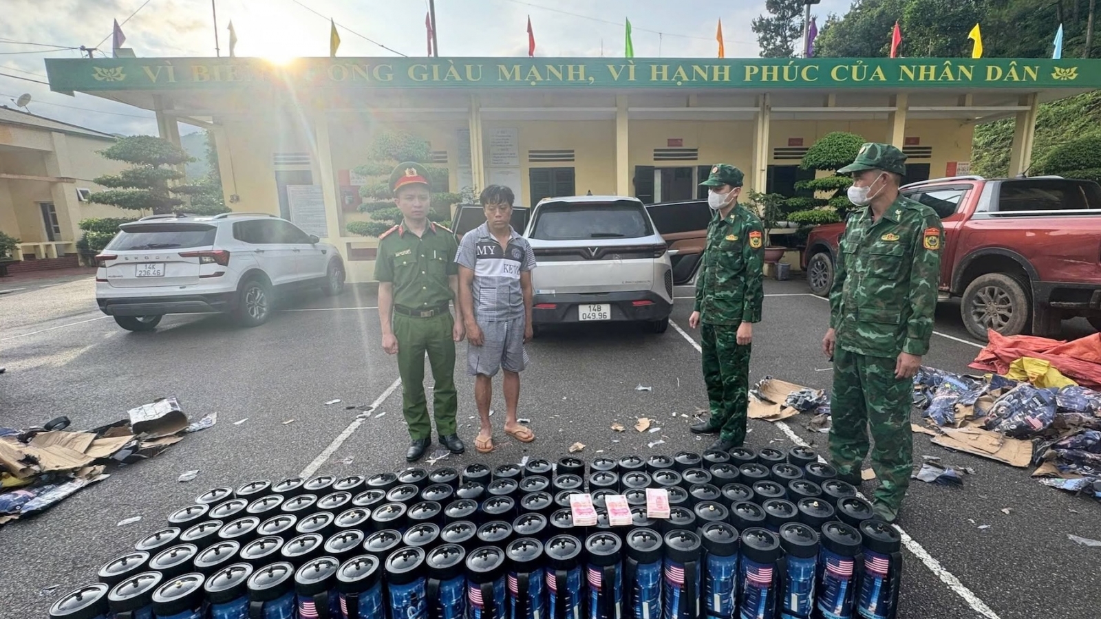 Quảng Ninh: Liên tiếp bắt giữ các đối tượng vận chuyển hàng trăm bình “khí cười”