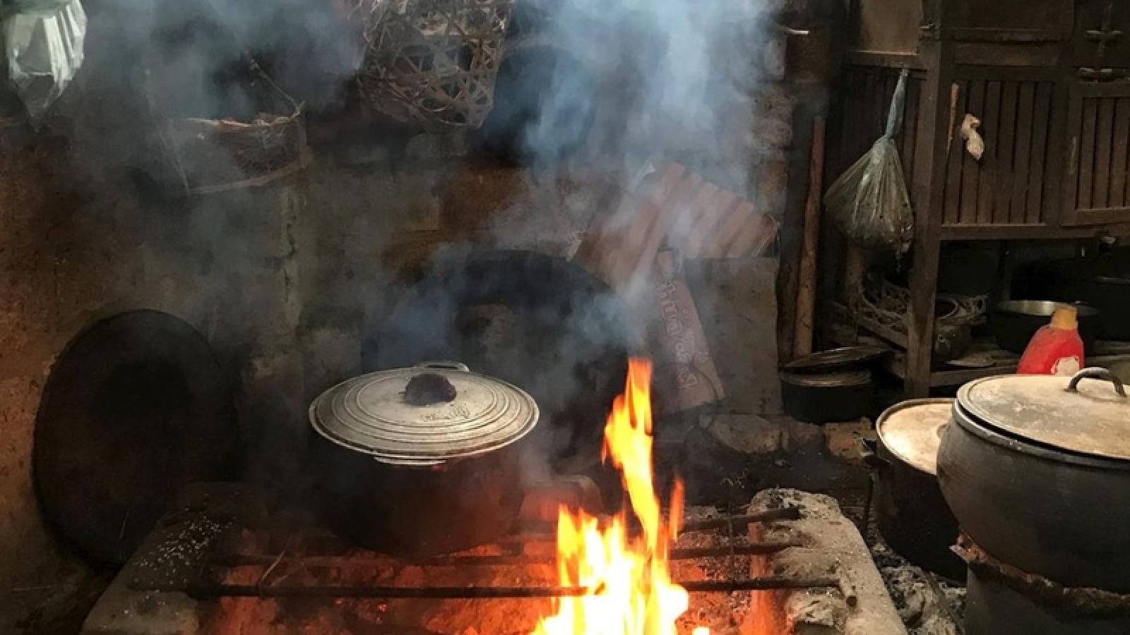 Khói củi tưởng vô hại nhưng có thể âm thầm tàn phá sức khỏe