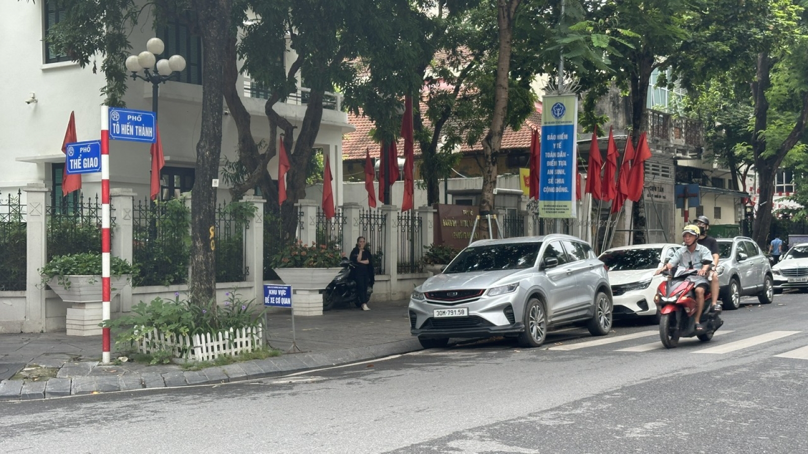 Tái diễn chiếm lòng đường làm bãi đỗ xe tại nhiều tuyến phố Hà Nội