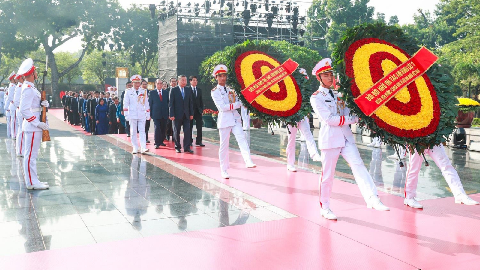 Leaders pays tribute to fallen soldiers on War Invalids and Martyrs Day