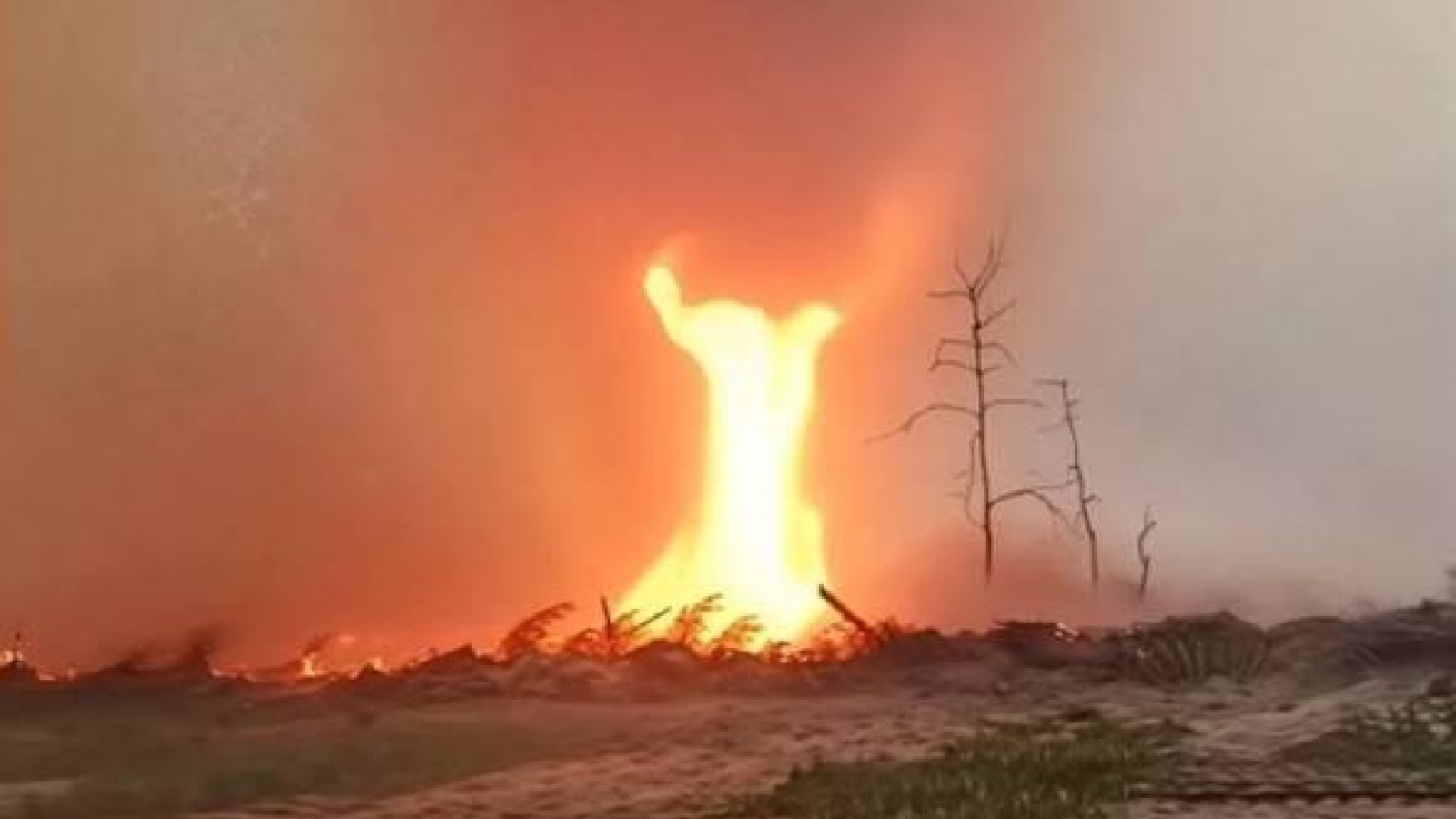 Lốc xoáy lửa bùng phát tại vùng cấm Chernobyl ở Ukraine