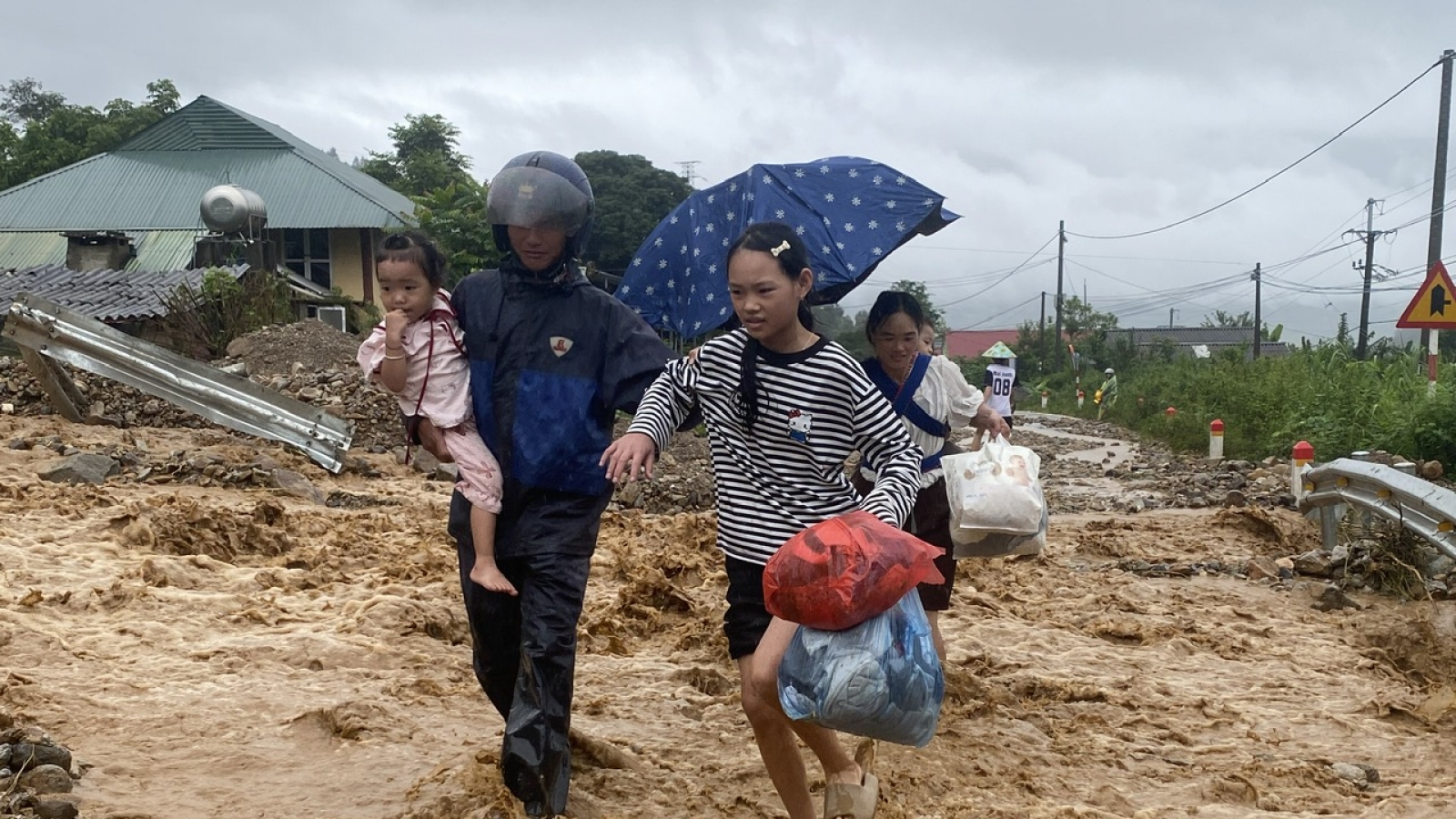 Lũ ống, lũ quét tại Lai Châu làm 3 người mất tích, hàng trăm ngôi nhà bị cuốn trôi