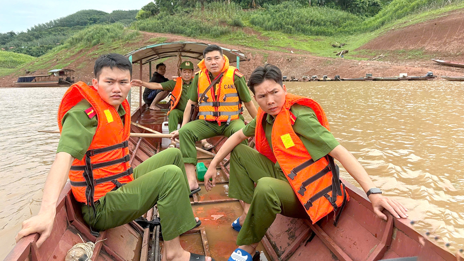 Khẩn trương tìm kiếm người bị lũ cuốn ở Nậm Mạ, Lai Châu