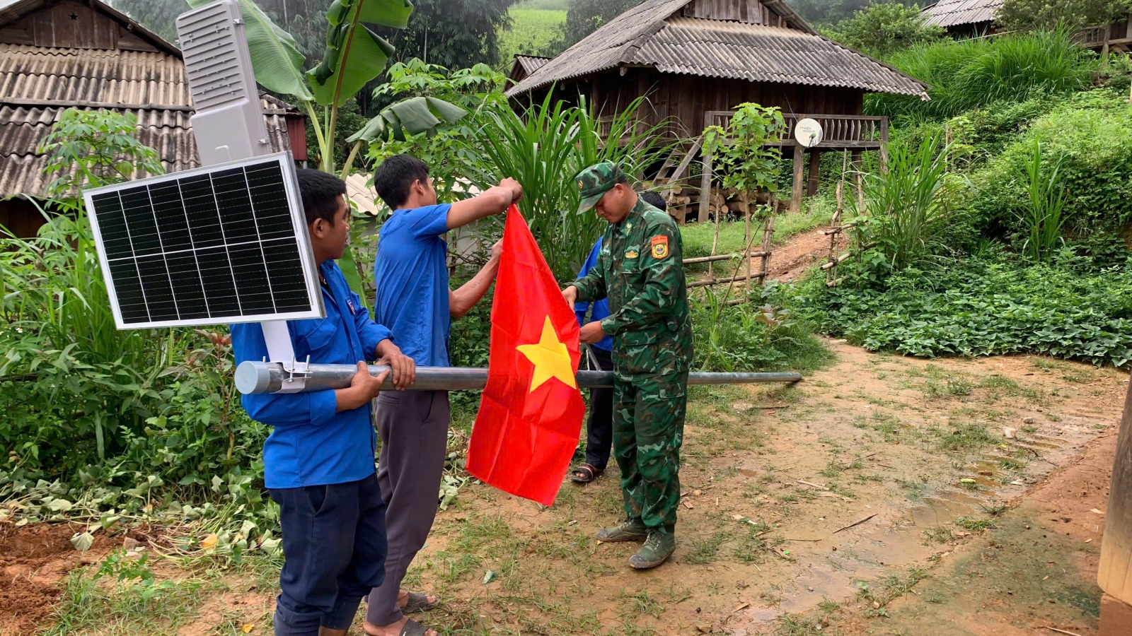 Hơn 5.000 bóng đèn thắp sáng tuyến đường biên giới Sơn La