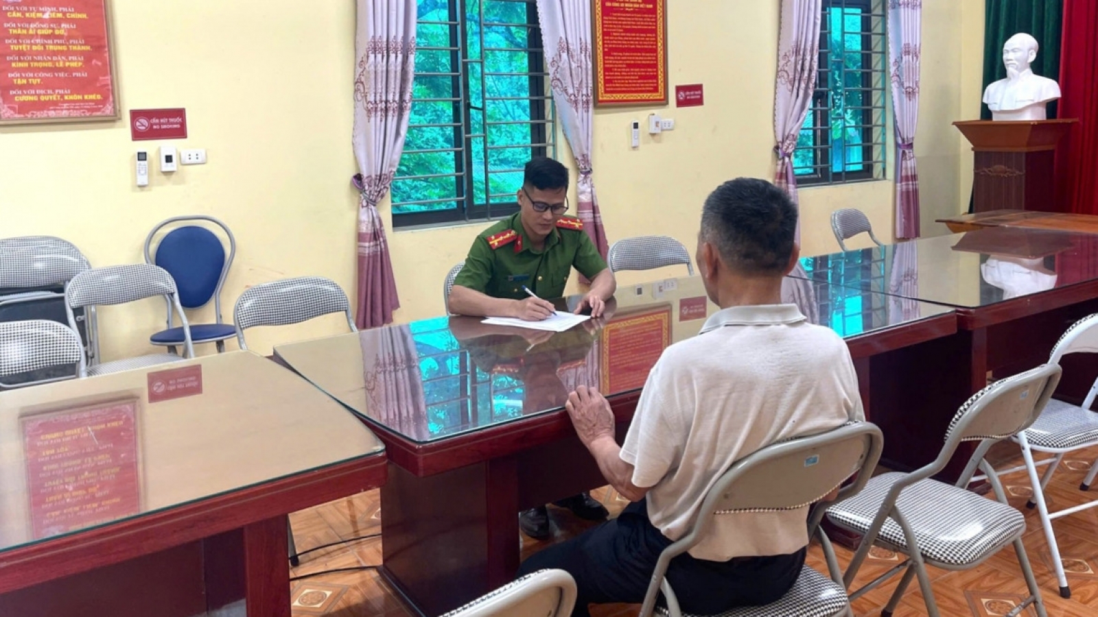 Quy định chế độ đối với người lưu trú chờ xuất cảnh