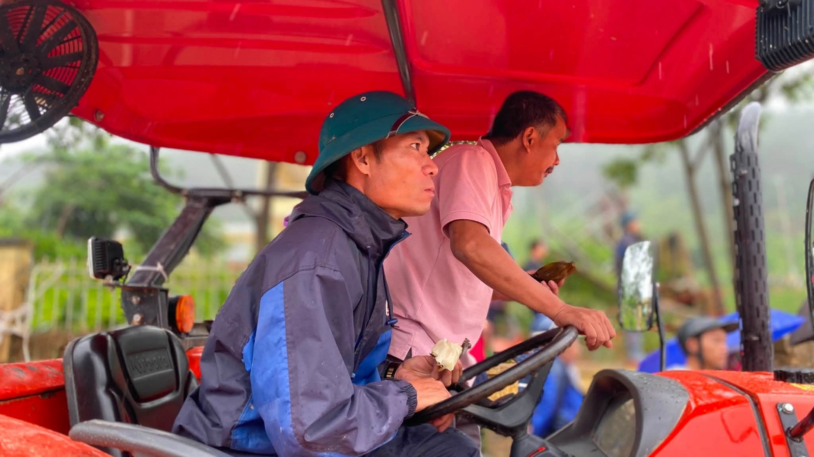 Người nông dân và chiếc máy cày không nghỉ giữa tâm lũ Mường Than