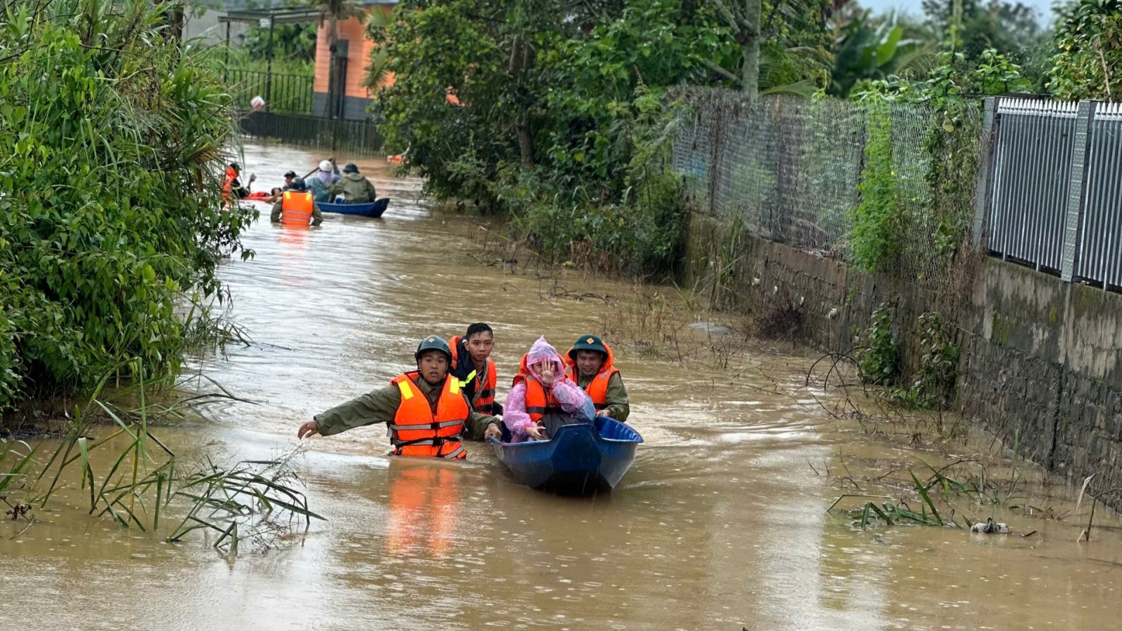 Mưa lớn gây ngập hơn 100 nhà dân ở Lâm Đồng
