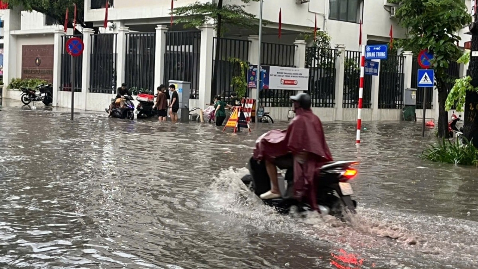 Bắc Bộ mưa rất to đến hết ngày 18/7, có nơi trên 300mm