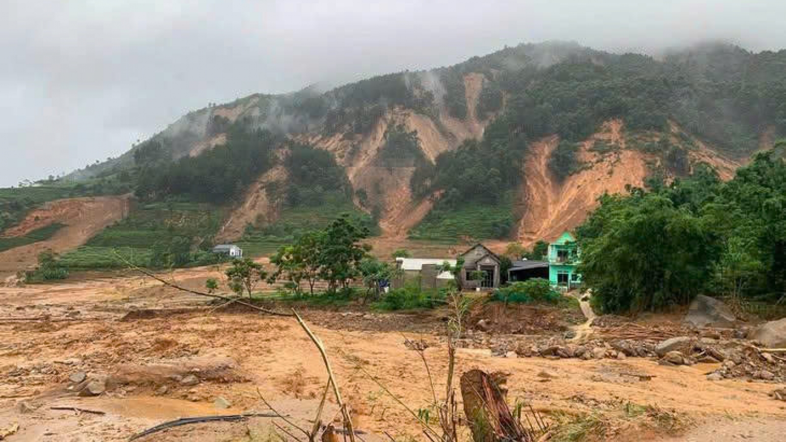 Mường Than sau lũ dữ: Chạy đua với thời gian tìm người mất tích