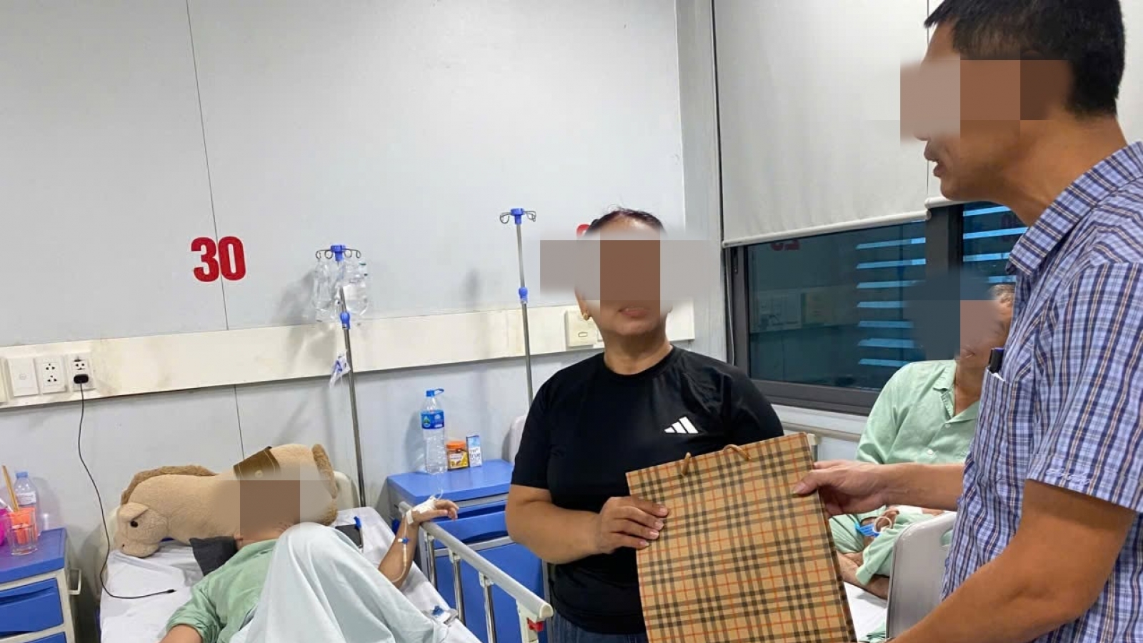 Điều tra vụ nam sinh khai bị 2 kẻ bịt mặt dùng bút nhét qua hậu môn